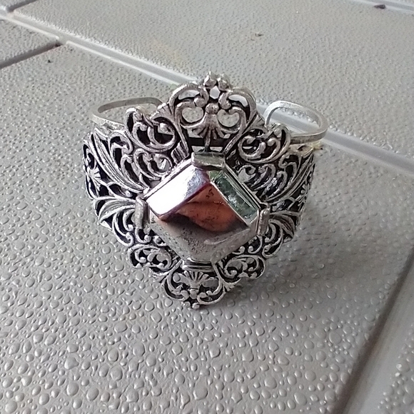 Women's large silver tone cuff bracelet. - Picture 4 of 4